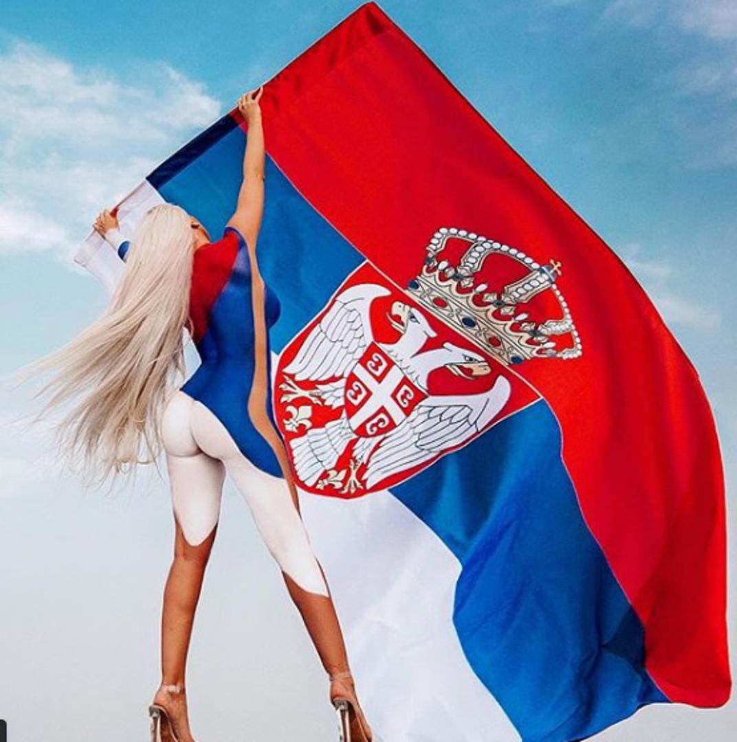 Ona je fotkana potpuno gola, ali je bila obojena nacionalnim bojama Srbije
