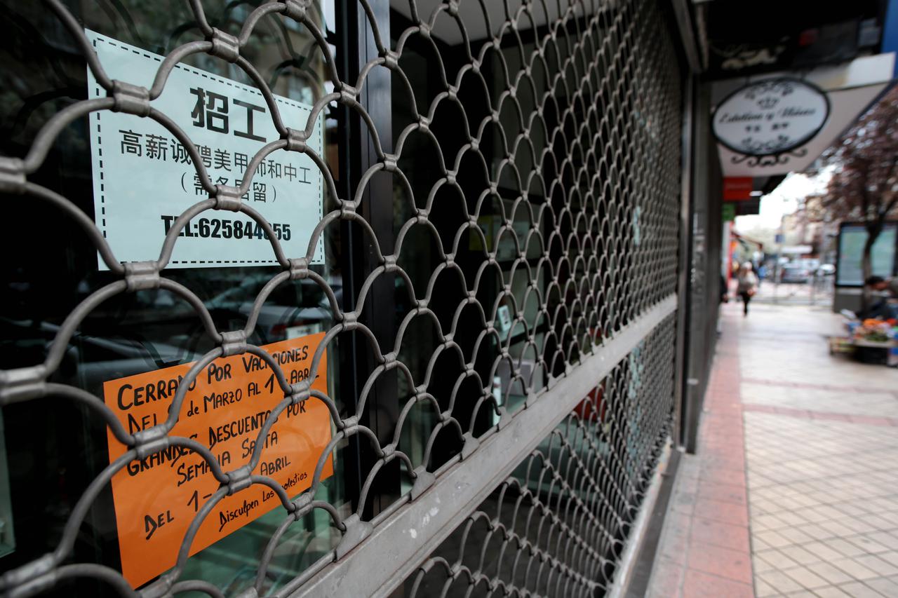 Businesses of Chinese owners have closed to the public under the pretext of vacations or reforms in Madrid