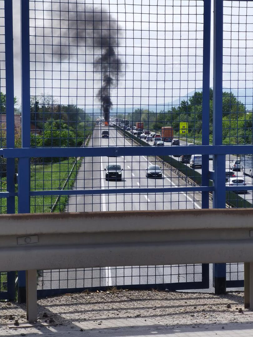 Na autocesti kod Lučkog zapalio se kamion.