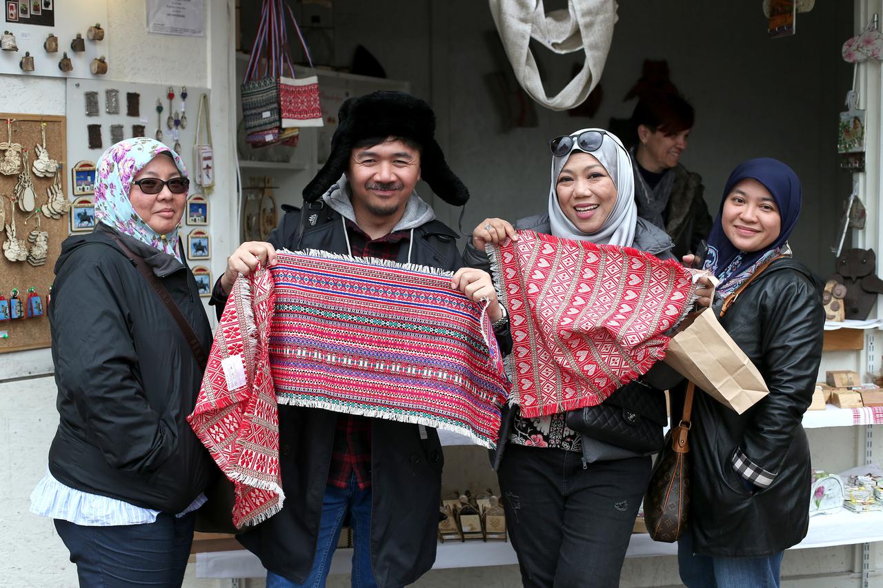 Zagreb: Posjetitelji Sajma se okušali u bojanju pisanica i ukrašavanju licitarskih srca