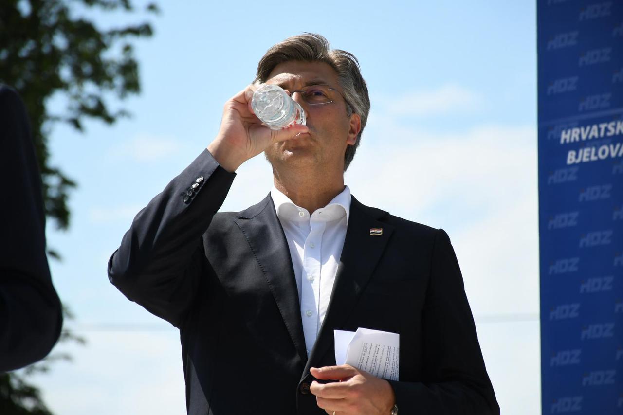 Plenković u Bjelovaru izbjegavao svaki fizički kontakt