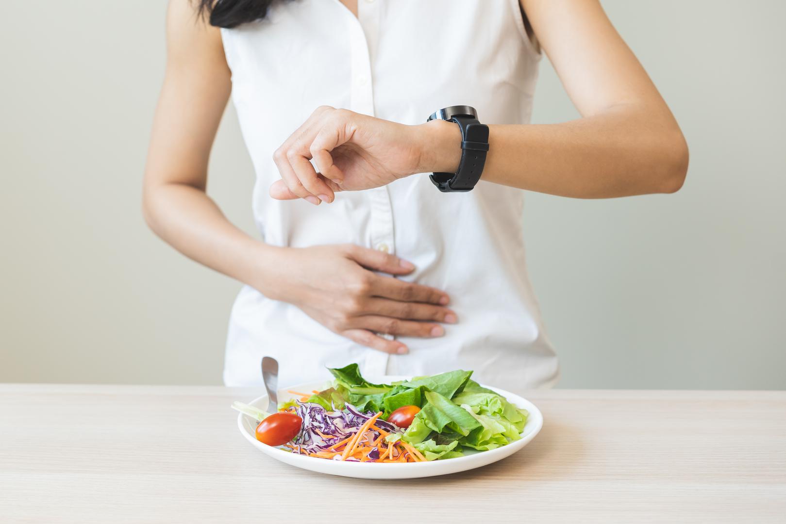Zaboravljanje jedenja: Dr. Khan je sugerirao da bi osobe s ADHD-om mogle imati problema s održavanjem dosljednih prehrambenih navika. Hrana se može koristiti kao način za ublažavanje dosade, ali možete postati toliko usredotočeni na zadatak da zaboravite jesti nekoliko sati.