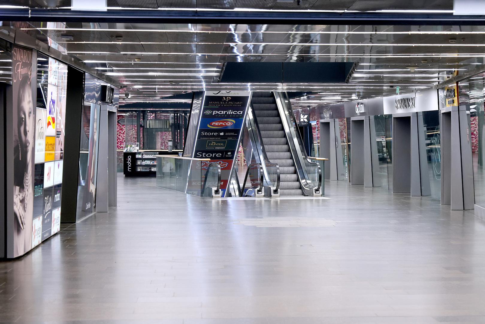 Na poziv platforme Halo inspektore, u petak se u Hrvatskoj održava cjelodnevni bojkot kupovine svih proizvoda i usluga, u znak prosvjeda potrošača zbog visokih cijena, a ujedno na snagu stupa i Vladina odluka o izravnim mjerama kontrole cijena određenih proizvoda, kojom se postojeća lista od 30 proizvoda s ograničenom cijenom proširuje na njih 70 proizvoda.