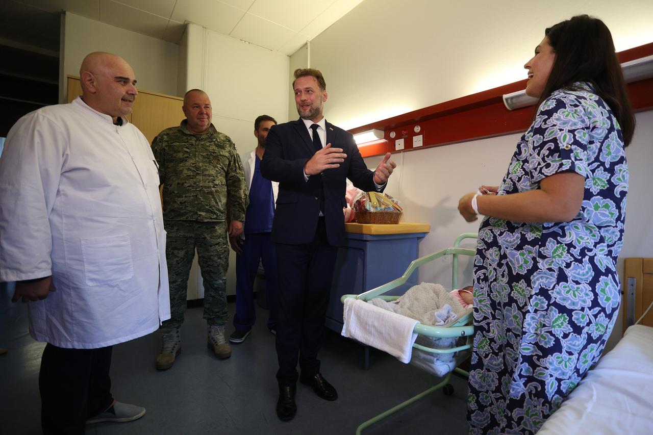 Ministar Banožić u KBC-u Rijeka posjetio  majku koja je rodila djevojčicu u helikopteru Hrvatskog ratnog zrakoplovstva