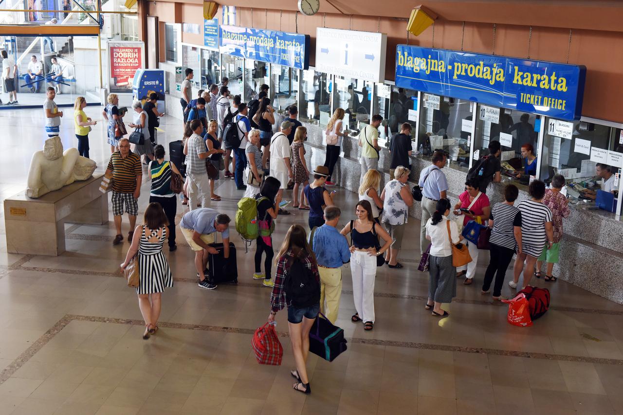 Putnici i turisti na zagrebackom autobusnom kolodvoru