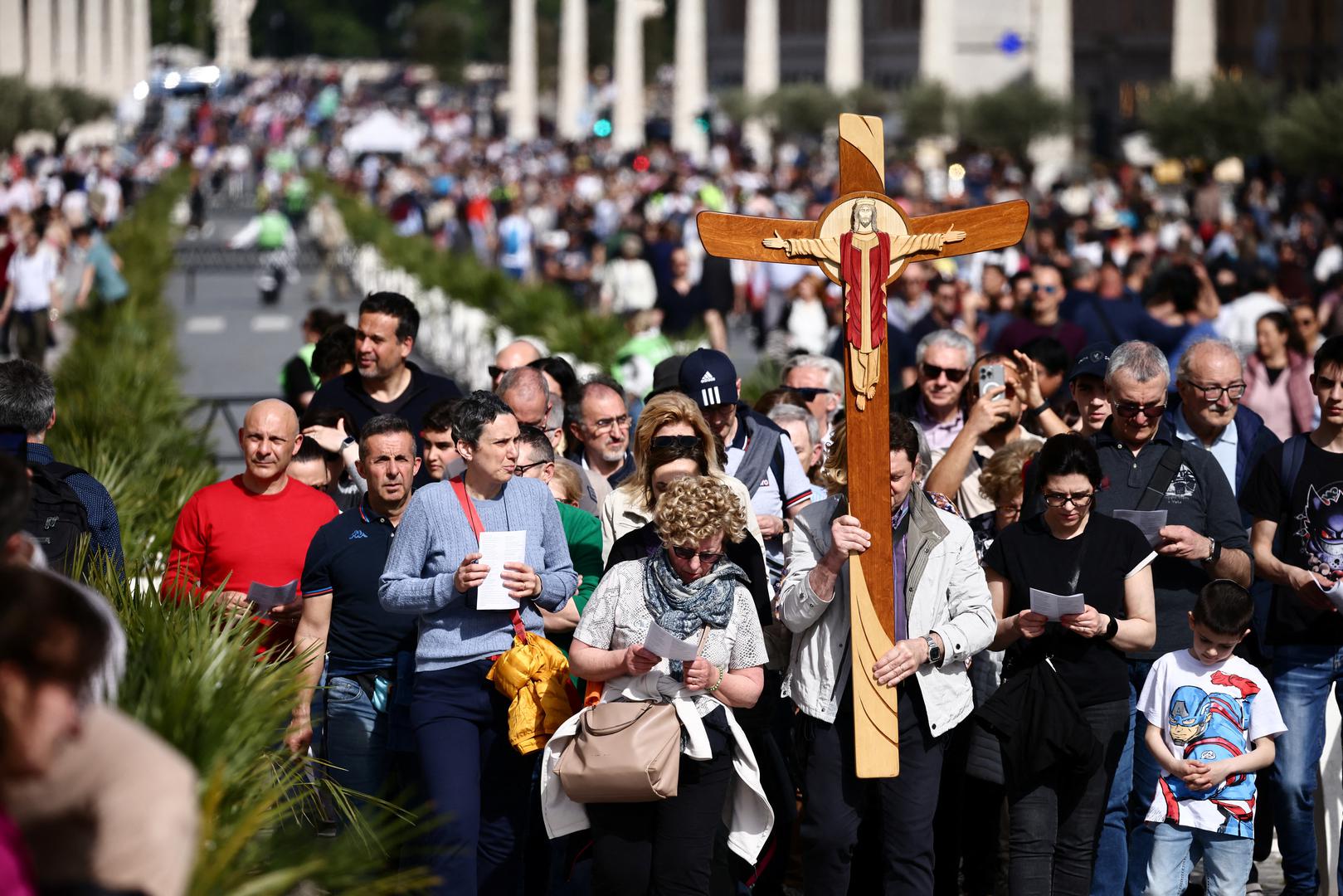 Pilgrims carry a cross at the Vatican, after the death of Pope Francis, as seen from Rome, Italy April 21, 2025. REUTERS/Yara Nardi Photo: YARA NARDI/REUTERS