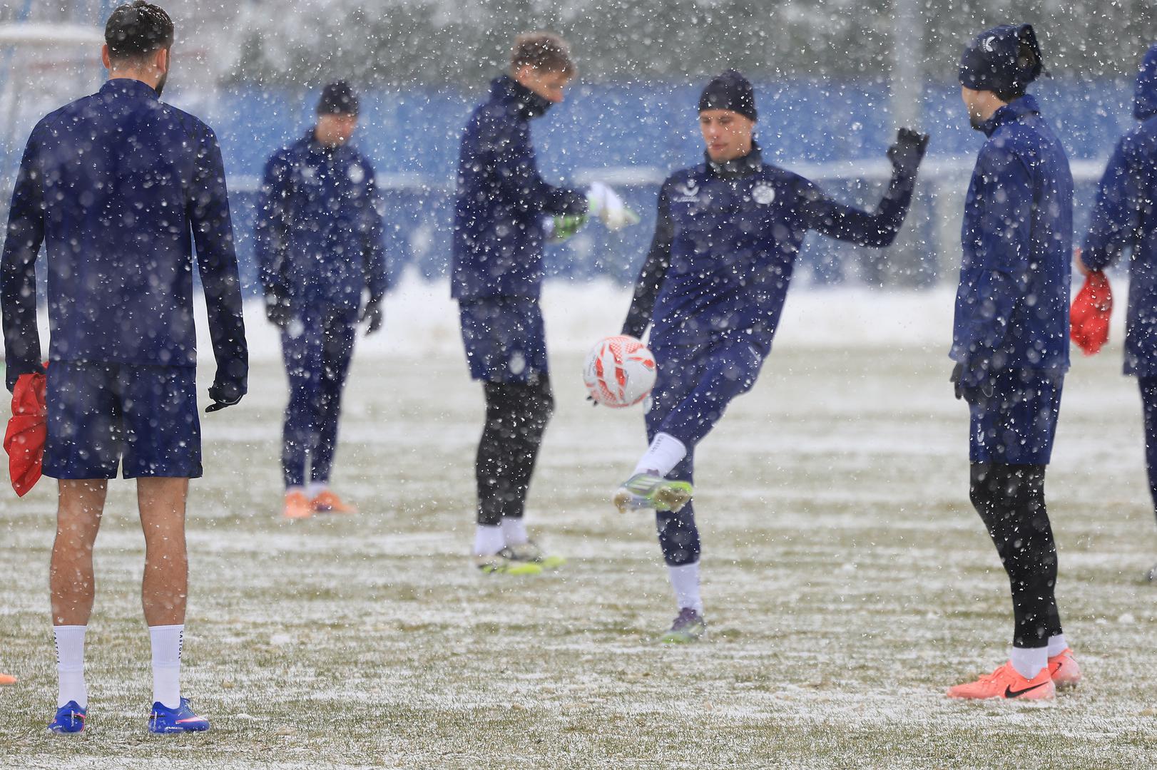 Iako je teren bio pod snijegom, bilo je i onih odvažnih poput McKenne, Belje i Pereza koji su trenirali u kratkoj opremi