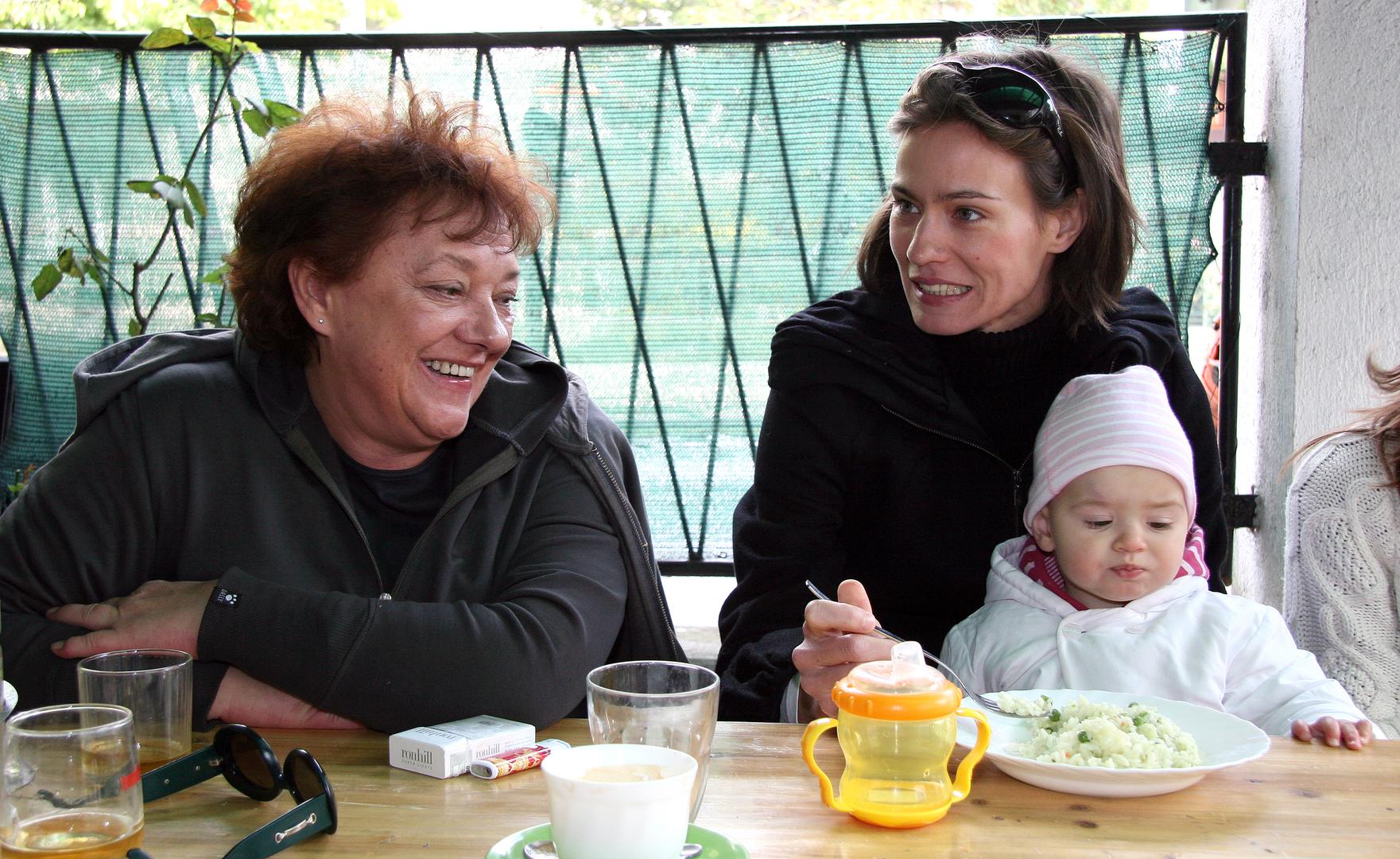 17.10.2009.,Zagreb -  Vera Zima, Dora Fister Tos sa kcerkicom Evom. Rucak u pauzi snimanja serije "Odmori se, zasluzio si"rPhoto: Anderej Kreutz/24sata