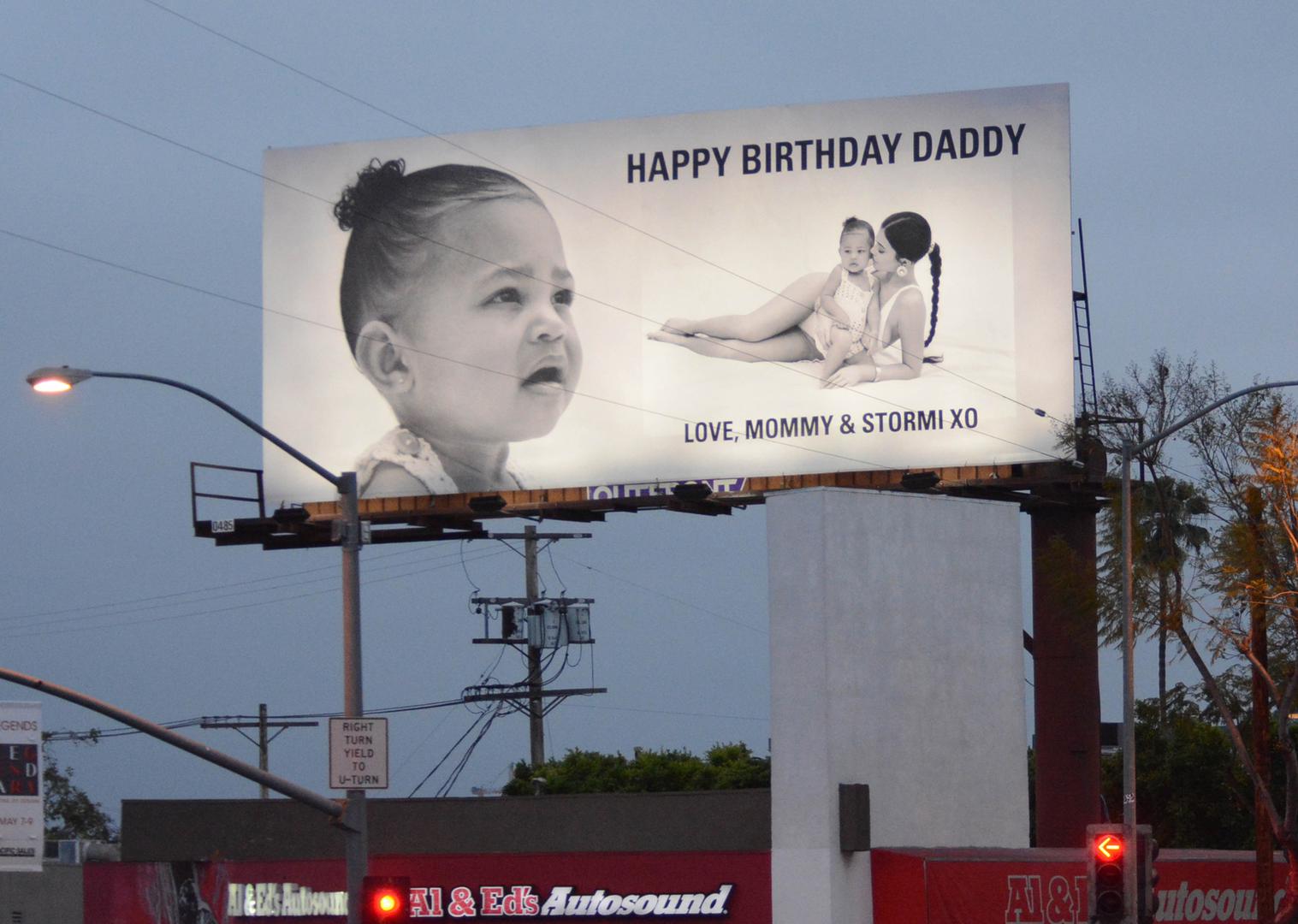 Ovaj veliki plakat Kylie je dala postaviti na jednom od najprometnijih križanja u Los Angelesu kako bi svi vidjeli njenu čestitku. 