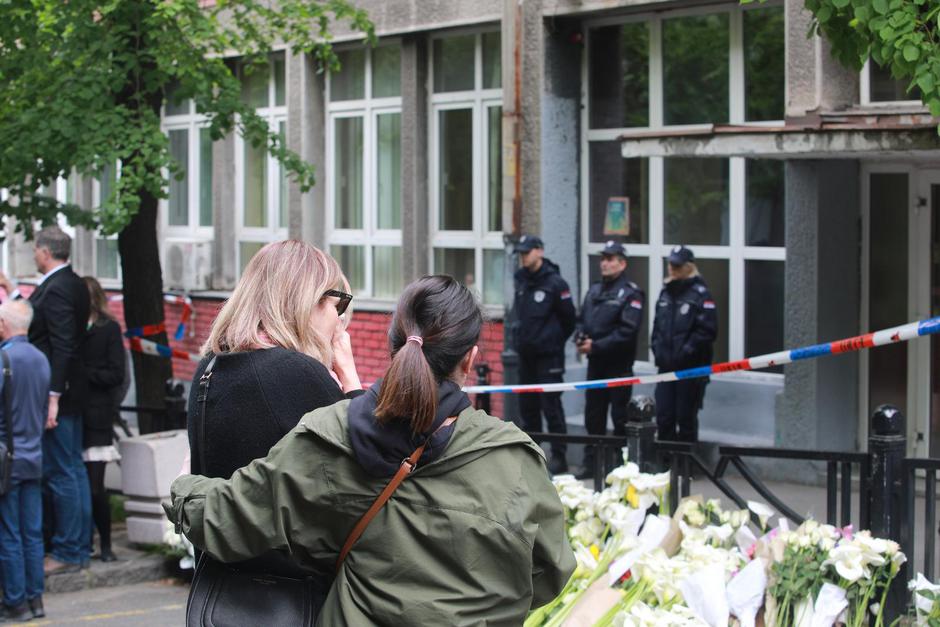 Beograd: Cvijeće, crteži i rijeka suza za stradale učenike i zaštitara