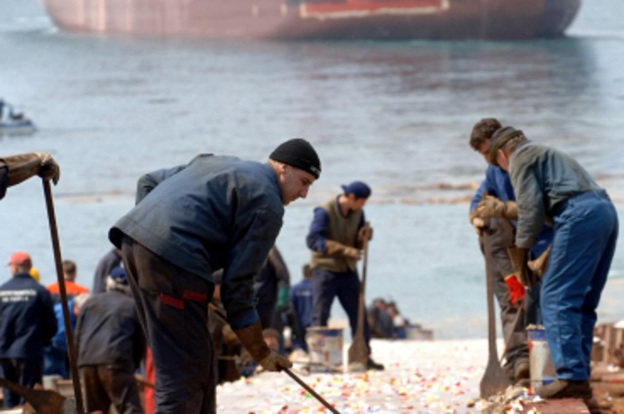 \'14.11.2008., Rijeka - Obitelj Smaila zaposlena je u rijeckom 3. Maju. Ciscenje navoza nakon porinuca brioda, posutog ruzinim laticama. Photo: Goran Kovacic/Vecernji list\'
