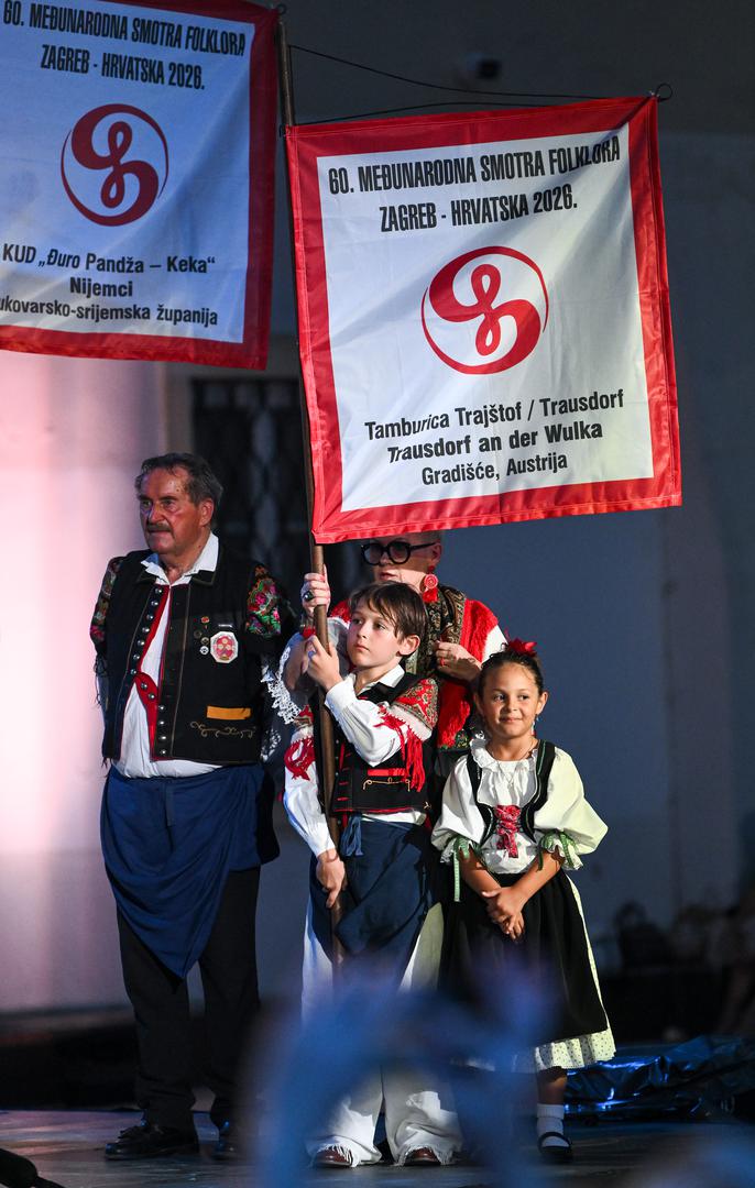 U petak, 17. srpnja u 21 sat na pozornici na Gradecu (uz prijenos na HRT-u), održao se centralni dio Smotre - nastup domaćih folklornih skupina i skupina Hrvata izvan Hrvatske, koje su nastupale na prvoj Smotri 1966. godine, a u međuvremenu su u Registar kulturnih dobara RH upisale dio svoje nematerijalne kulturne baštine