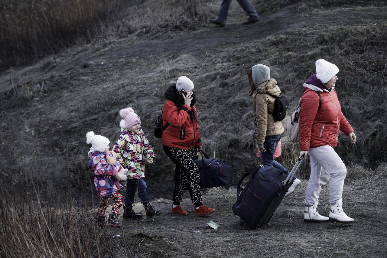 Izbjeglice iz Ukrajine pješače prema granici