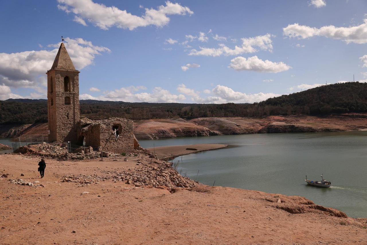 Extreme draught forces Catalonia to clear fish from Sau reservoir