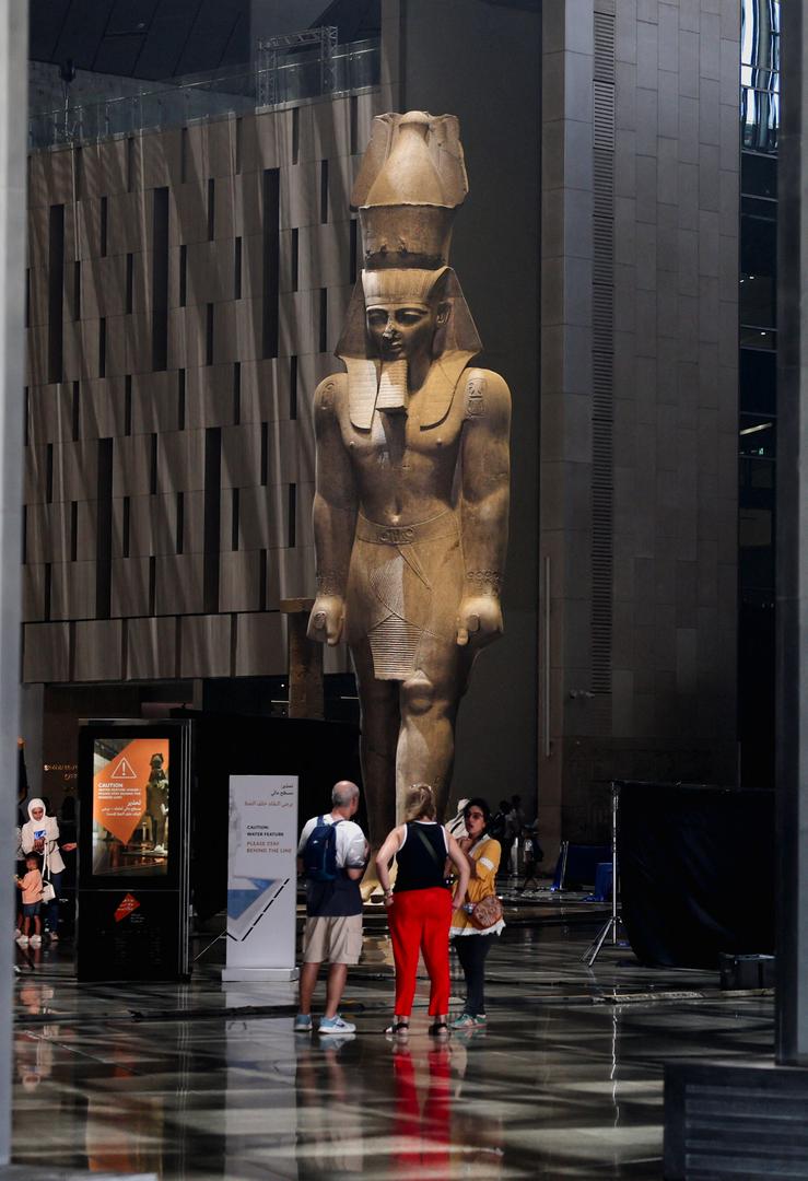 U ulaznom atriju dominira 3200 godina stara i 83 tone teška statua faraona Ramzesa II., koja je 2006. godine u desetosatnoj operaciji premještena iz prometnog kaosa u središtu Kaira. Muzej je doslovno izgrađen oko nje. Unutar dvanaest glavnih izložbenih dvorana bit će smješteno oko 100 000 artefakata koji pokrivaju 7000 godina egipatske povijesti, od prapovijesti do grčko-rimskog doba. Od toga će više od 50 000 predmeta biti u stalnom postavu, što Veliki egipatski muzej čini većim i od pariškog Louvrea. Procjenjuje se da bi posjetitelju, koji bi svakom izlošku posvetio samo jednu minutu, trebalo gotovo 70 dana bez spavanja da obiđe cijelu zbirku