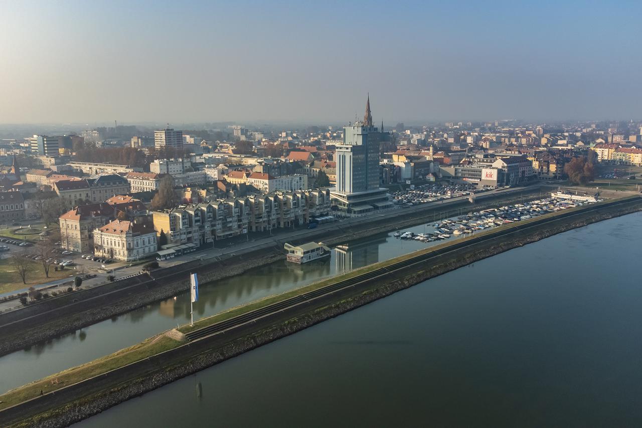 Osijek:  Pogled na grad okupan jutarnjim suncem 
