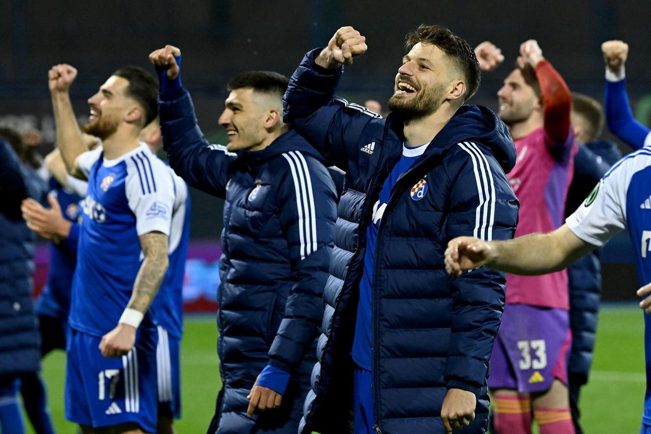 Zagreb: Slavlje igrača Dinama nakon 2:0 pobjede u prvom susuretu 1/8 finala UEFA Konferencijske lige protiv PAOK-a