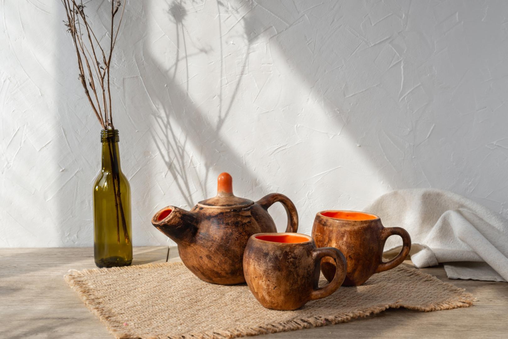 Jednostavna estetika (wabi-sabi): Wabi-sabi filozofija cijeni ljepotu u nesavršenosti i prolaznosti. Dom ne mora biti savršeno uređen, ali treba biti topao, osoban i funkcionalan. Održavanje doma urednim u skladu s wabi-sabi principima znači čuvanje stvari koje imaju značenje, čak i ako su stare i ne savršene.