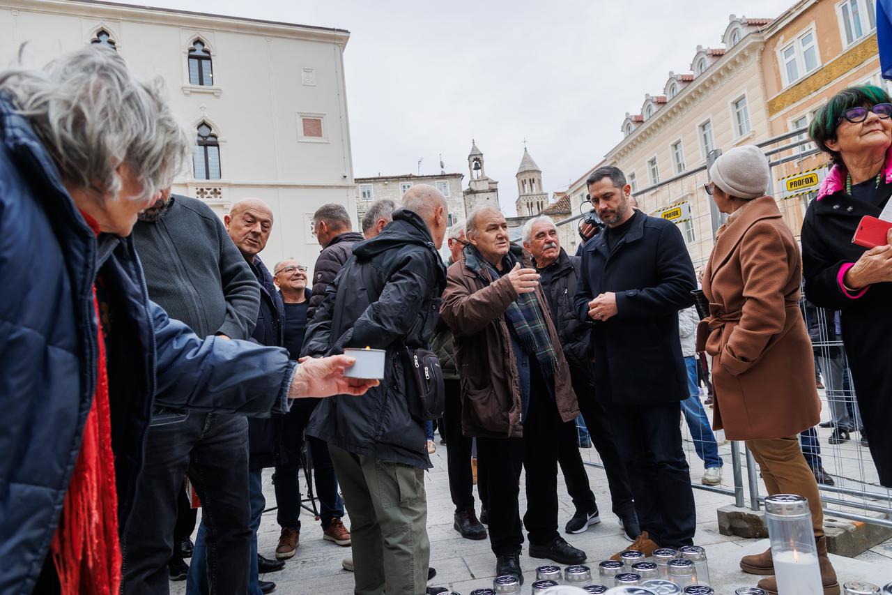 Split: Prosvjed  na splitskoj Pjaci povodom uklanjanja spomenika autora Kuzme Kovačića