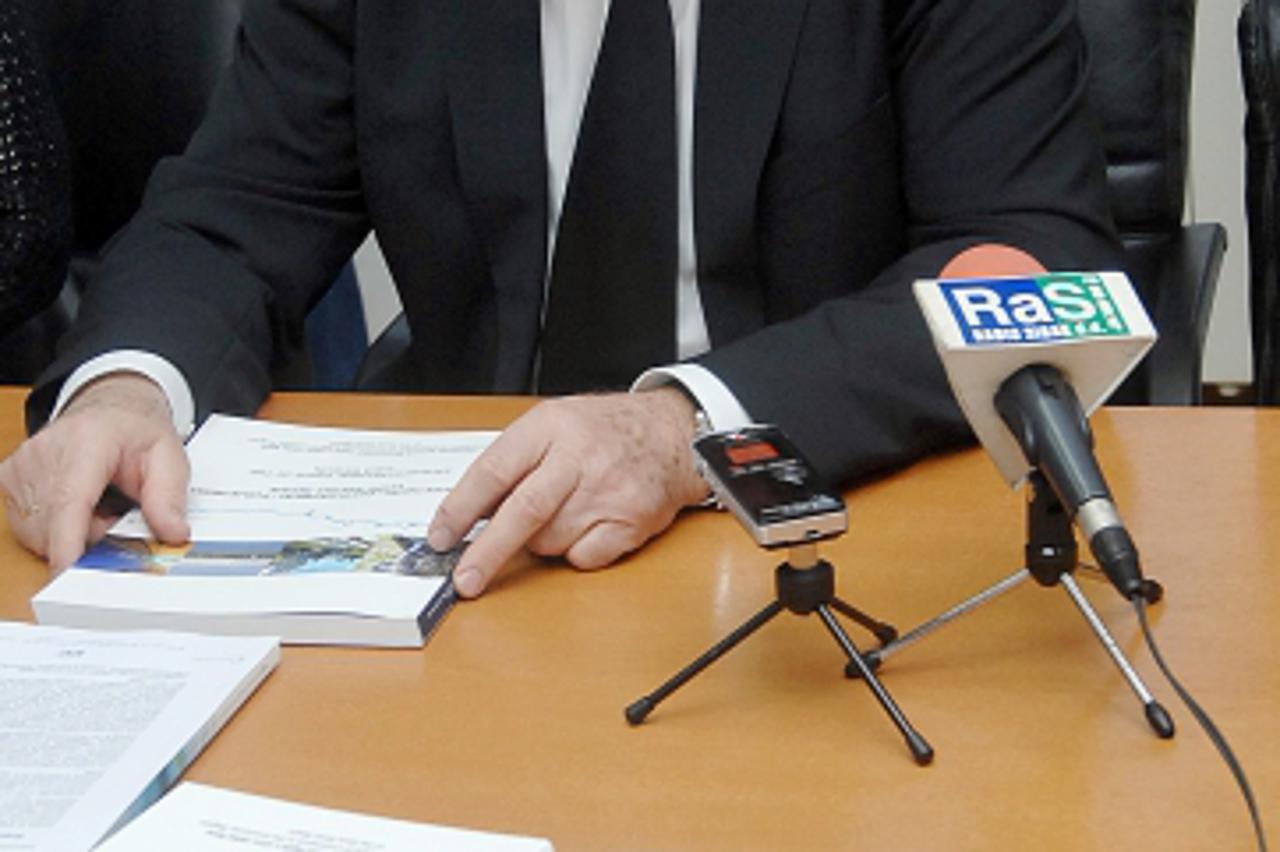 '08.03.2012., Sisak - U HGK Zupanijskoj komori Sisak predstavljen je Poduzetnicki vodic savske regije. Boris Mesaric, predsjednik HGK. Photo: Nikola Cutuk/PIXSELL'