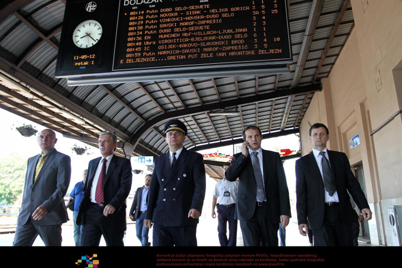 '11.05.2012., Zagreb, - Ministar mora, prometa i infrastrukture Sinisa Hajdas Doncic s clanovima Uprave HZ-a obisao je Glavni kolodvor i postavnicu. Darko Pericic, predsjednik Uprave HZ Infrastrukture