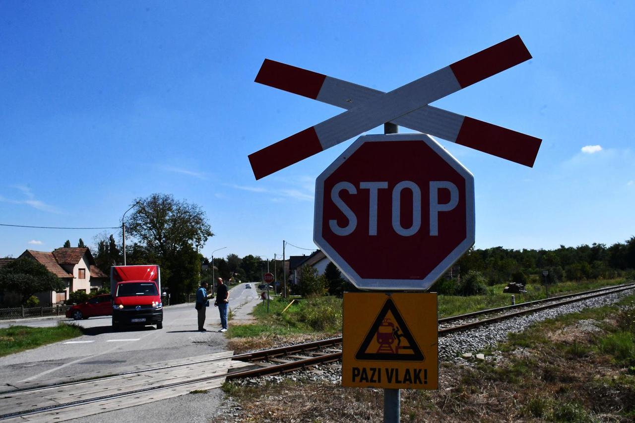 Na pružnom prijelazu u Trenkovu u naletu vlaka na automobil ozlijeđeno više osoba