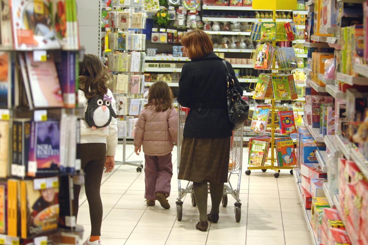 'Zagreb,sarajevska , 13.03.2009. Konzum, kupci u ducanu  Photo: Patrik Macek/Vecernji list'