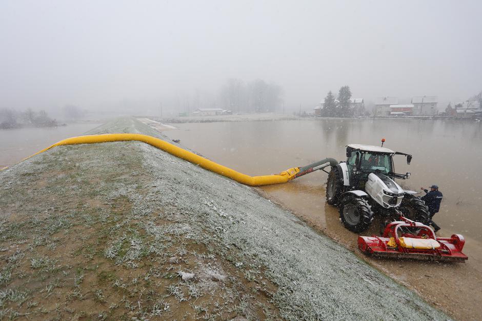 Karlovac: Zbog visokog vodostaja rijeke Korane na snazi su izvanredne mjere obrane od poplava