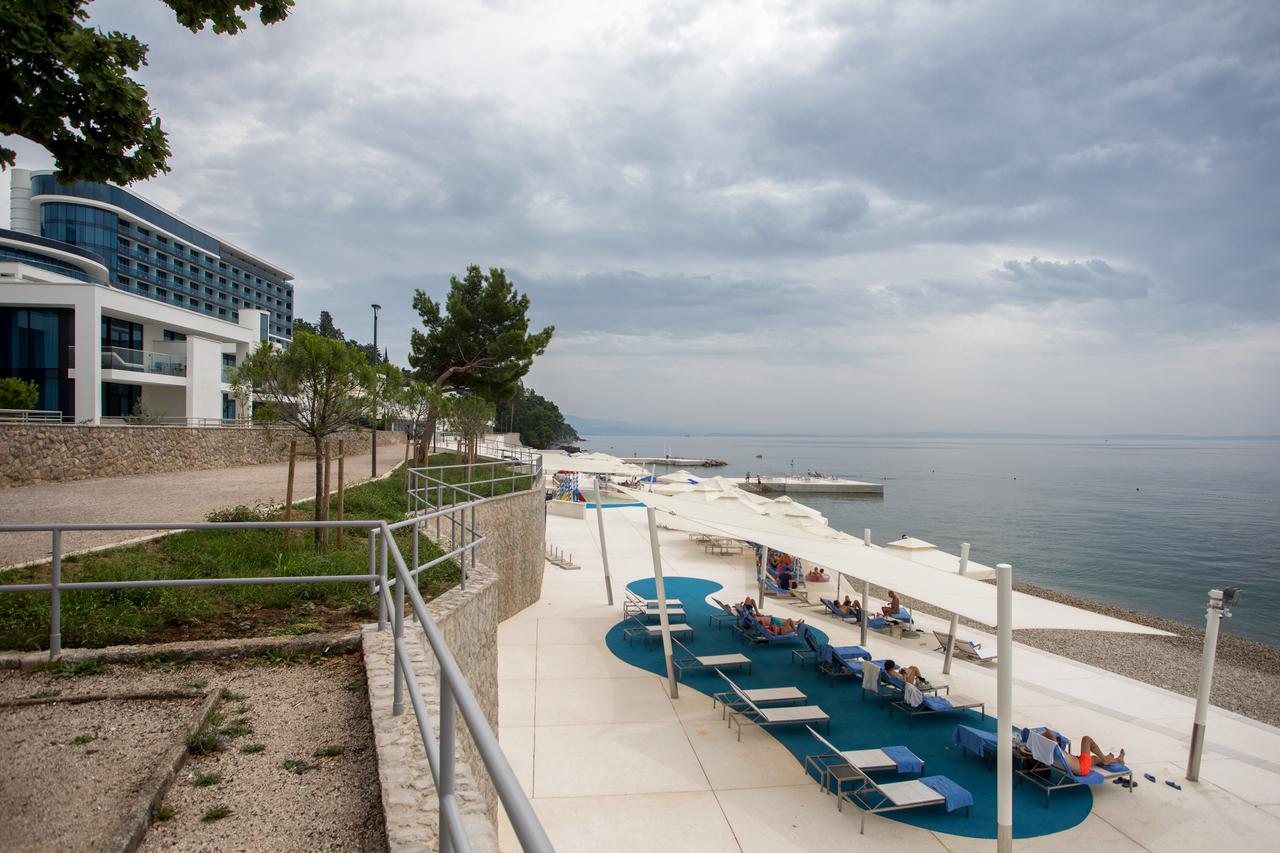 Rijeka: Plaža hotela Hilton Costabella koja je u koncesiji ograđena je ogradom