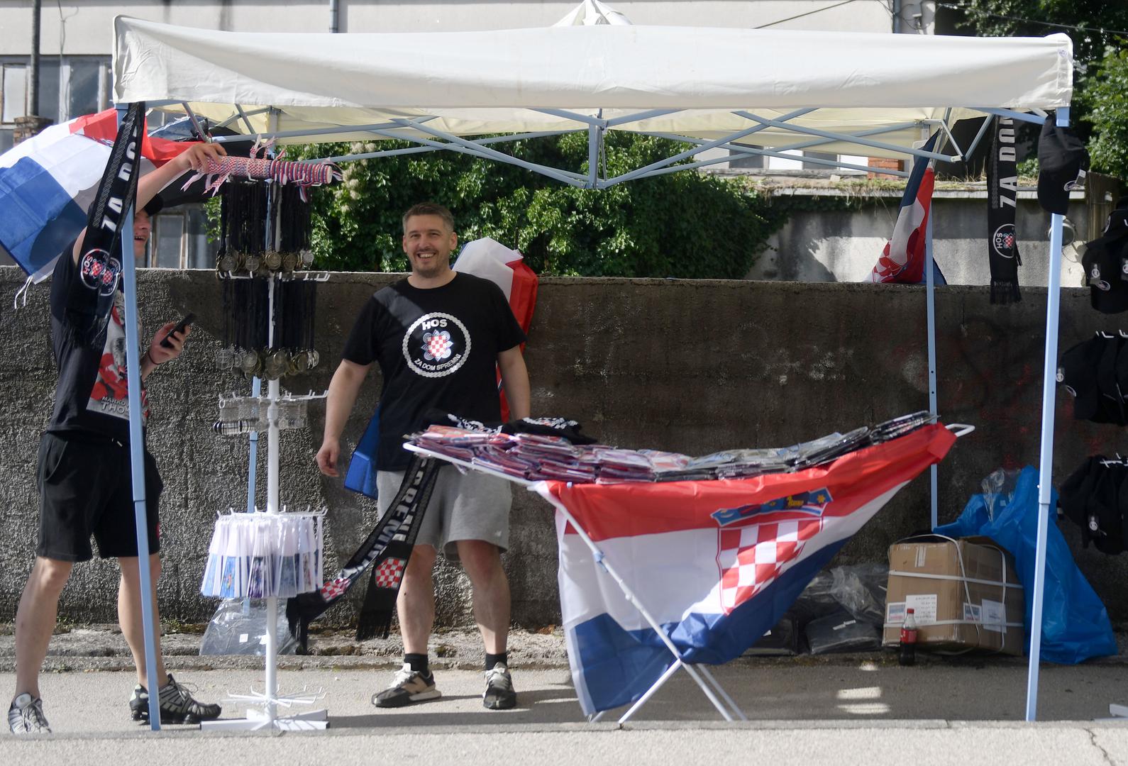 "Pozivamo sve koji žele dodatno osjetiti duh ovog nezaboravnog događaja da ostanu s nama što dulje, kako bi razilazak publike prošao mirno i organizirano", piše u objavi. Kakva atmosfera vlada u Sinju uoči večerašnjeg koncerta pogledajte u galeriji. 