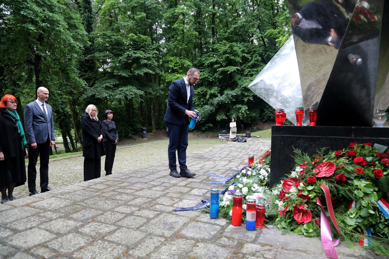 Zagreb: Gradonačelnik sa suradnicima posjetio spomenik Put mučeništva u Spomen parku - Dotrščina 