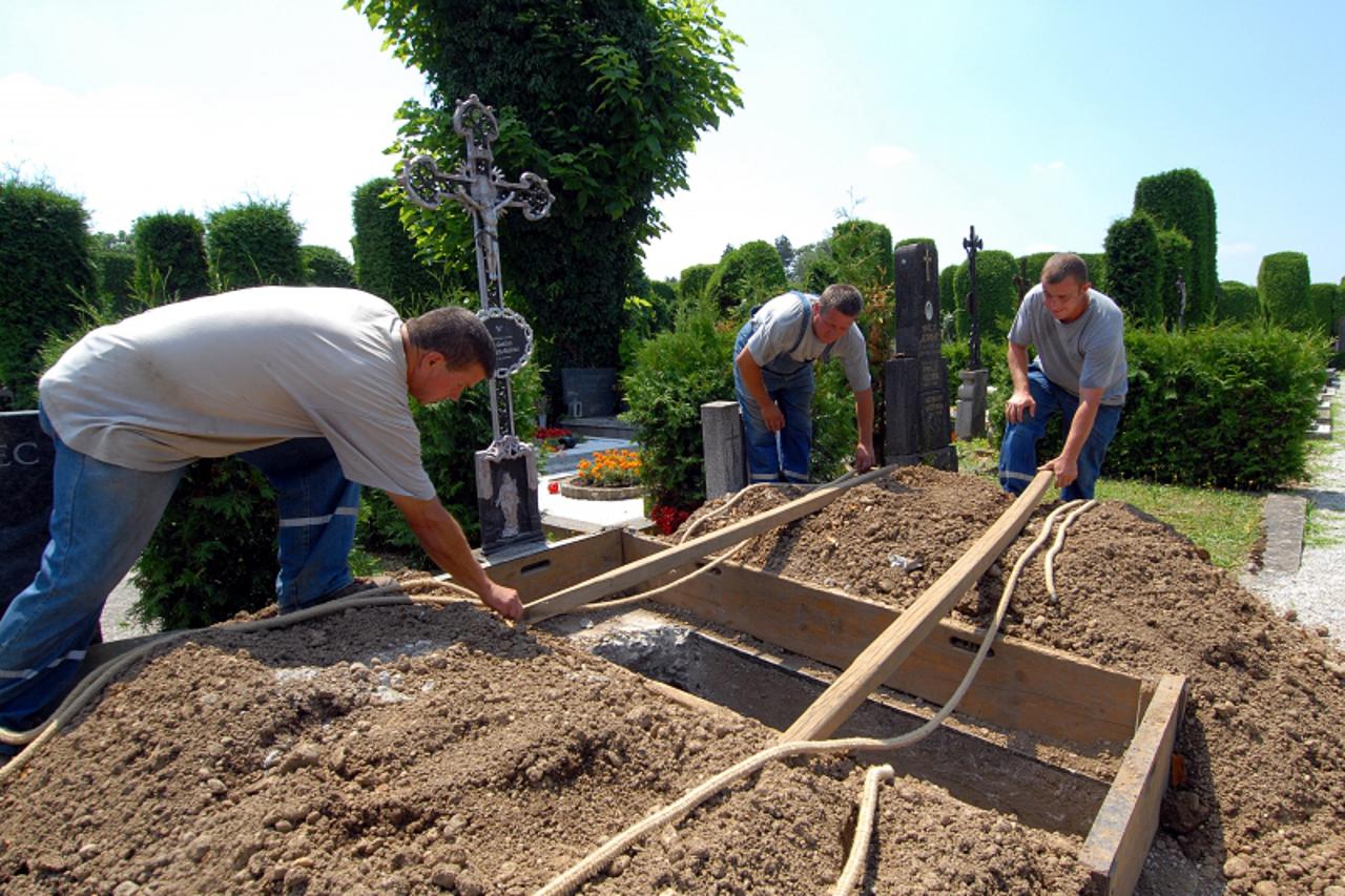 '16.07.2010., Varazdinsko groblje, Varazdin, Radnici tvrtke Parkovi unatoc visokim temperaturama rade i po najvecem suncu Photo: Marko Jurinec/PIXSELL'