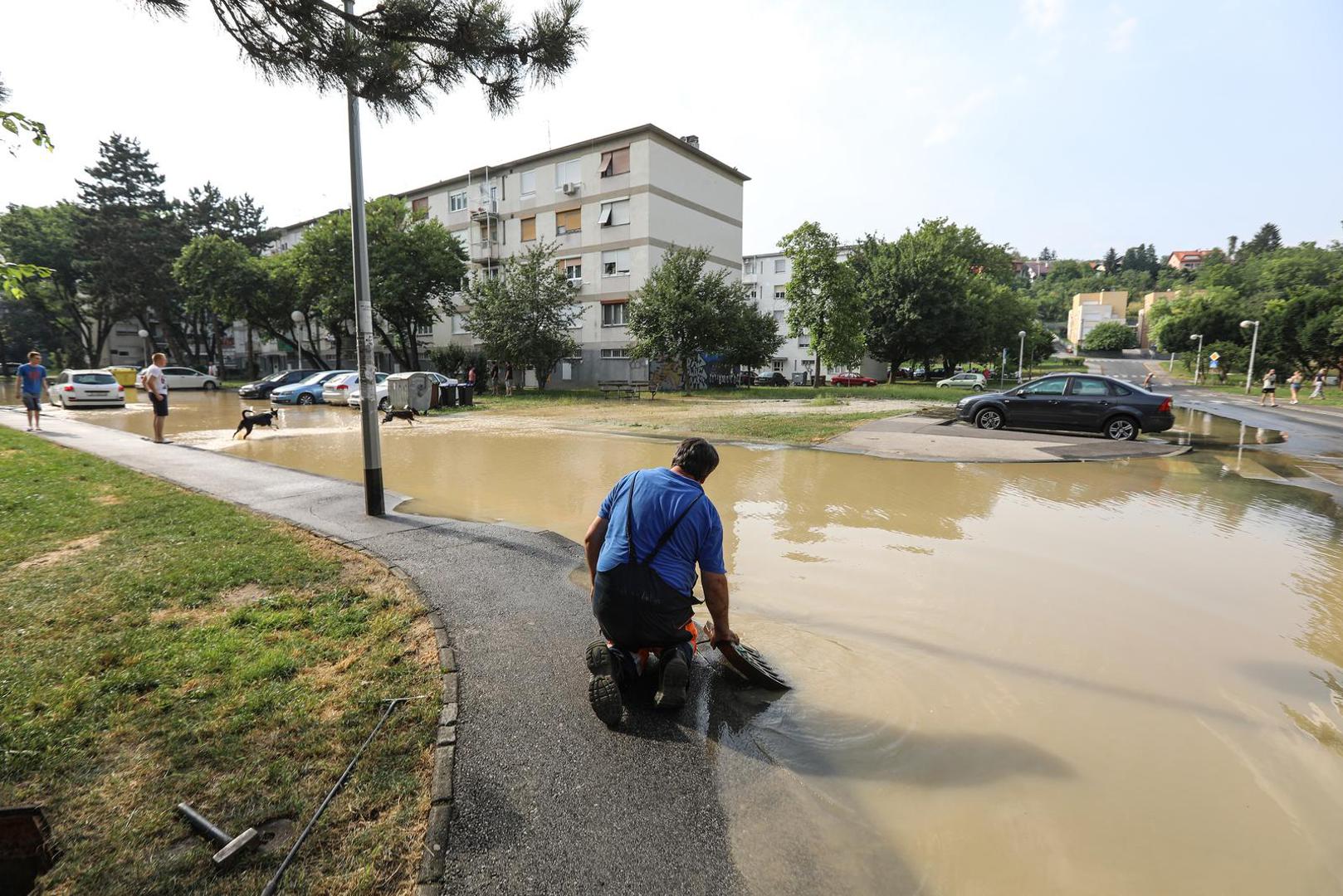 28.06.2022., Zagreb - U zagrebackom naselju Gajnice, u Cileanskoj ulici doslo je do puknuca vodovodne cijevi koja je poplavila veci dio parkiralista, a voda koja izvire prosirila se i okolnim ulicama. Photo: Robert Anic/PIXSELL