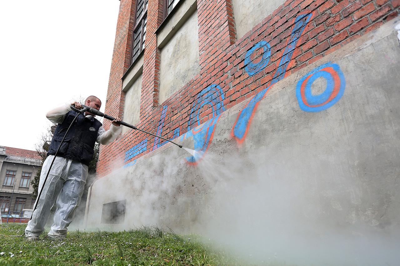 24.03.2015., Zagreb - Tvrtka Cisto demonstrirala je uklanjanje grafita s procelja zgrada bez ostecivanja fasade. Photo: Borna Filic/PIXSELL