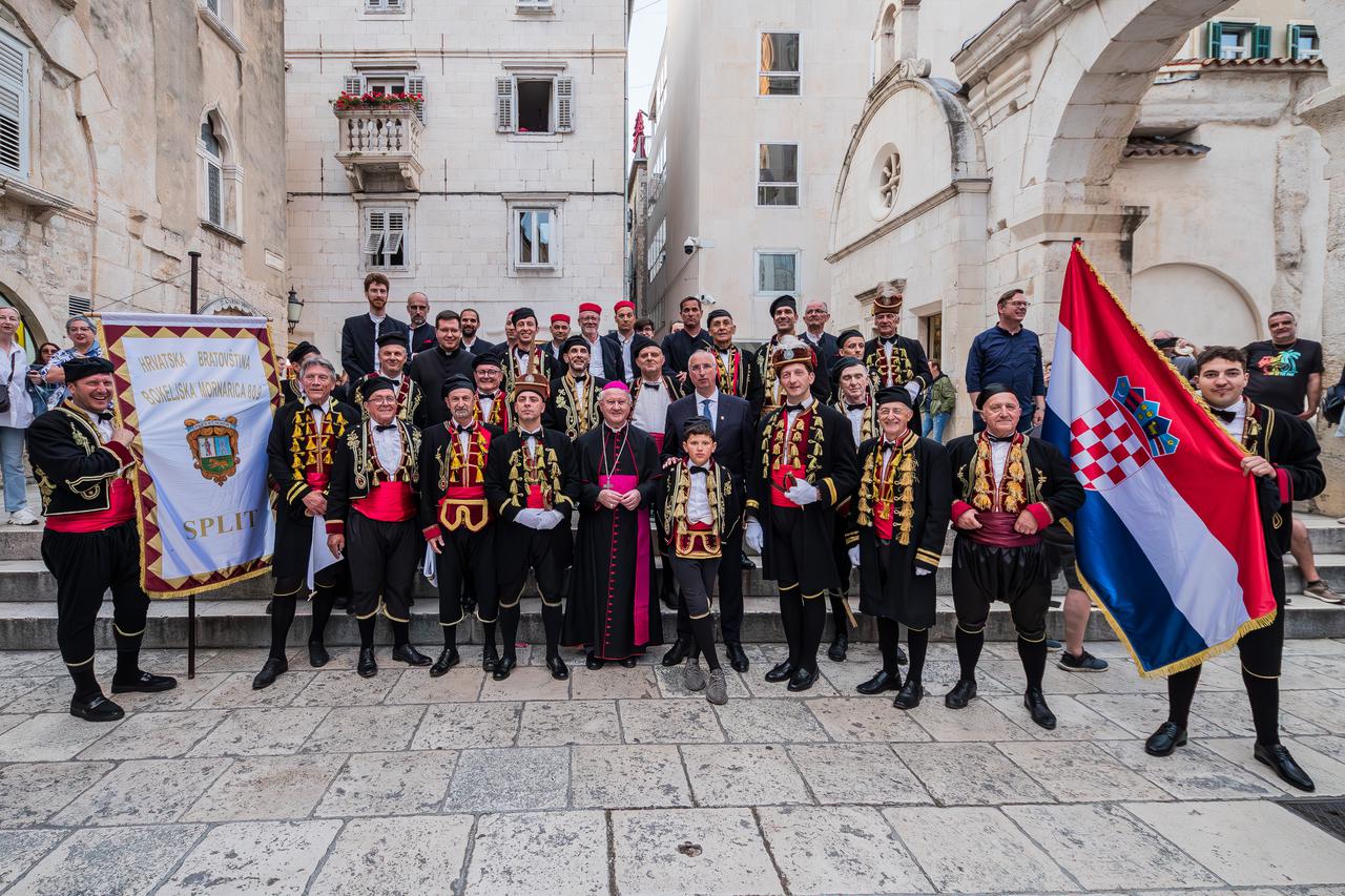 Bokeljska Mornarica zaplesala je kolo sv. Tripuna na Splitskom Peristilu