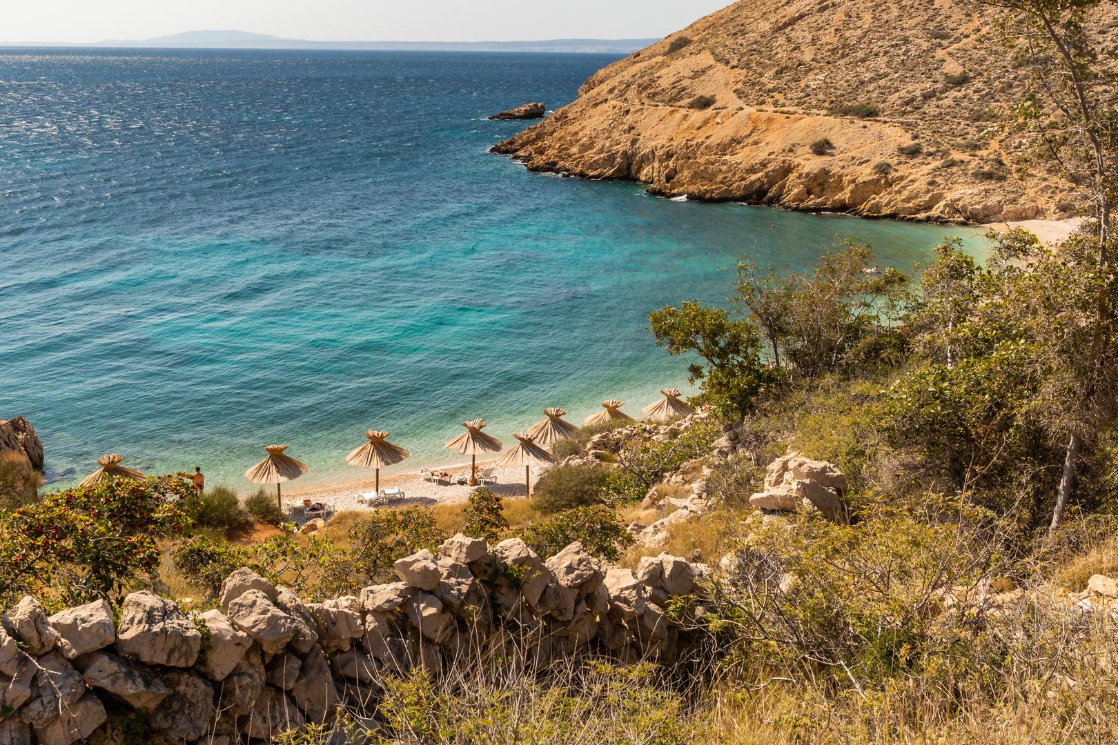Jedna od naljepših plaža na Jadranu do koje se dolazi pješice (kozjim putevima) ili barkom zove se Oprna. Nalazi se u skrivenoj uvali u blizini mjesta Stara Baška, a more na ovom području ocijenjeno je kao more visoke čistoće i kvalitete. Najbolje joj je pristupiti s mora. Iako posjetitelji mogu iznajmiti ležaljke, suncobrane i uživati u malom beach baru, kada zaronite i opustite se, imat ćete osjećaj kao da ste jedini na plaži.
