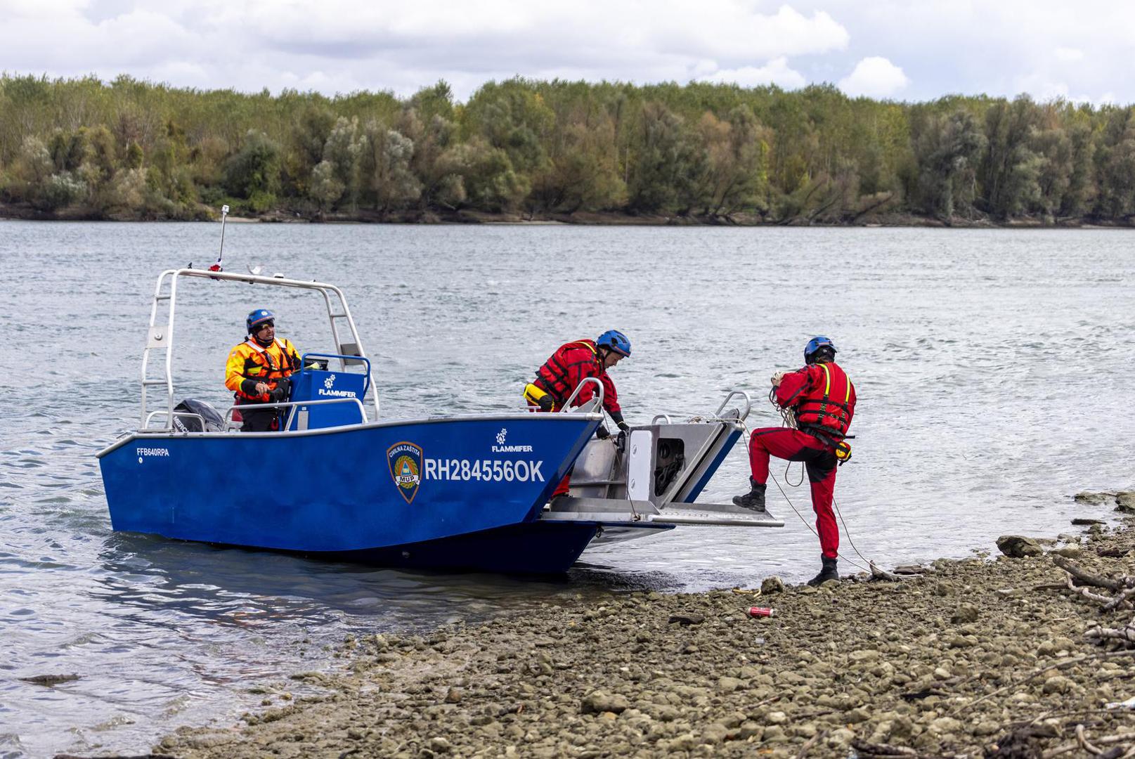 06.10.2025., Sotin - Na Dunavu kod Sotina prevrnuo se camac sa vise putnika, deset ljudi je spaseno dok je jedan smrtno stradao,a za jednim se jos traga. Sluzbe civilne zastite u suradnji s policijom pretrazuju obalu Dunava Photo: Davor Javorovic/PIXSELL