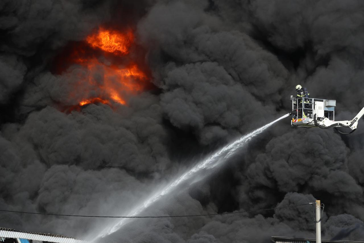 Sveta Nedelja: Požar u skladištu guma, hitne službe su na terenu