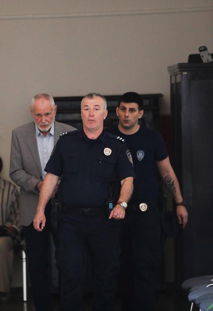 03.056.2025., Rijeka - Mario Pecaver u pratnji pravosudnih policajaca dolazi na izricanje presude na Zupanijskom sudu.  Photo: Goran Kovacic/PIXSELL