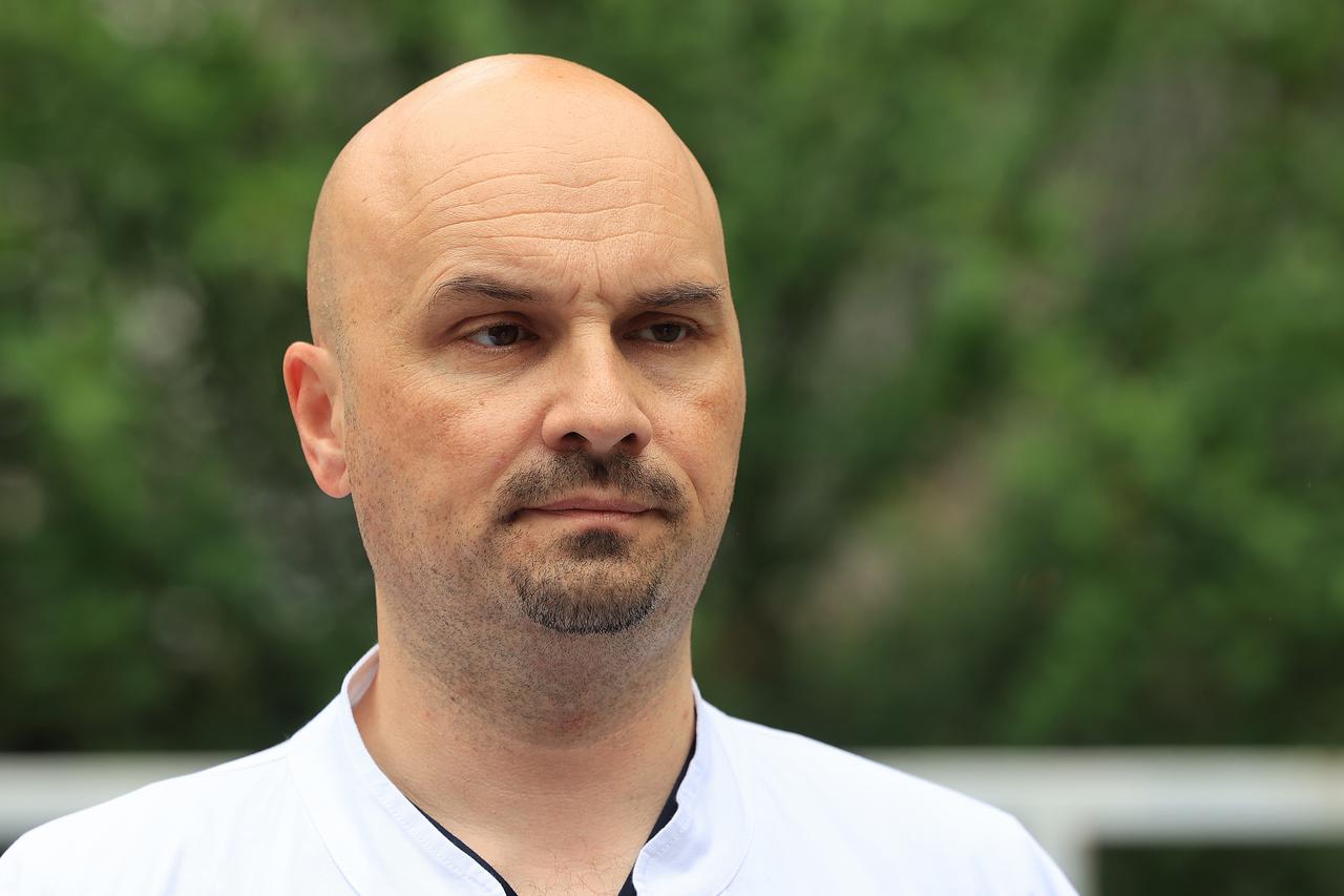Izjavu za medije o zdravstvenom stanju muškarca koji se zapalio na Markovom trgu dali su predstavnici Klinike za traumatologiju