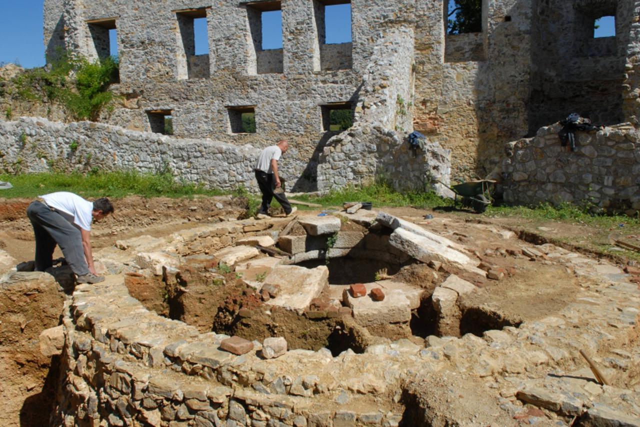 'Karlovac - U starom gradu Novigrad na Dobri u tijeku su arheoloska iskapanja. Pronadena je cisterna za vodu, ostaci posuda i kosti, te su prema tim istrazivanjima arheolozi potvrdili da je stari grad