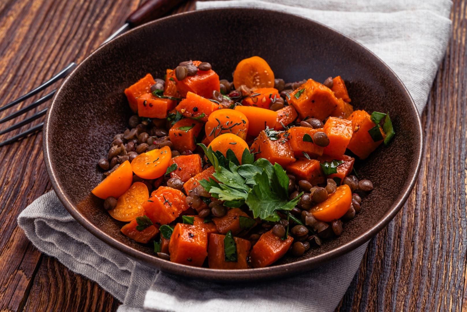 Salata od leće i pečenog povrća: Leća je hranjiva mahunarka koja se kuha brže od graha i odlično funkcionira u hladnim salatama. Može se kombinirati s pečenim tikvicama, paprikom, patlidžanom, mrkvom ili lukom, a za dodatnu svježinu dovoljno je dodati malo limuna i svježeg začinskog bilja. Ova salata posebno je dobra za one koji žele obrok bez mesa, ali ipak žele ostati siti.