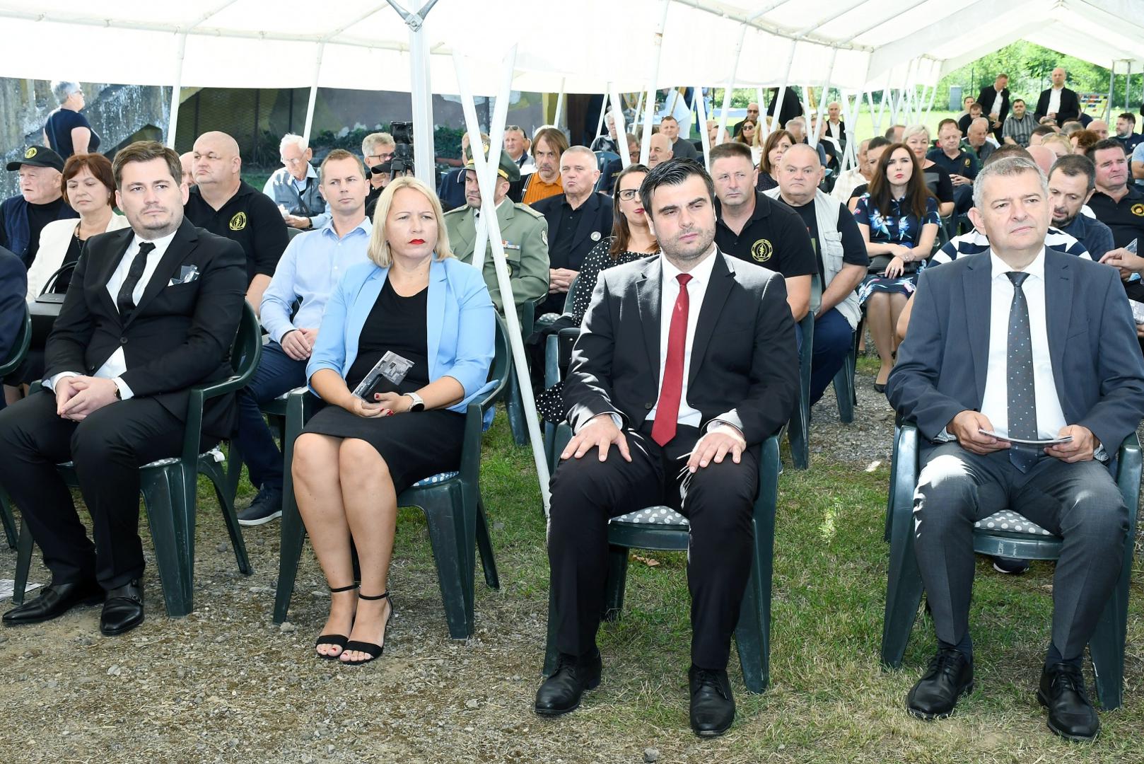 03.09.2021., Sisak - Povodom Dana branitelja grada Siska u bivsoj vojarni Barutana odrzana je svecana akademija i dodijela Plaketa Marijan Celjak - junak obrane grada Siska u Domovinskom ratu te je otvorena izlozba fotografija Mladena Knezevica-Gipsa. Kristina Ikic Banicek, Ivan Celjak.Photo: Nikola Cutuk/PIXSELL
