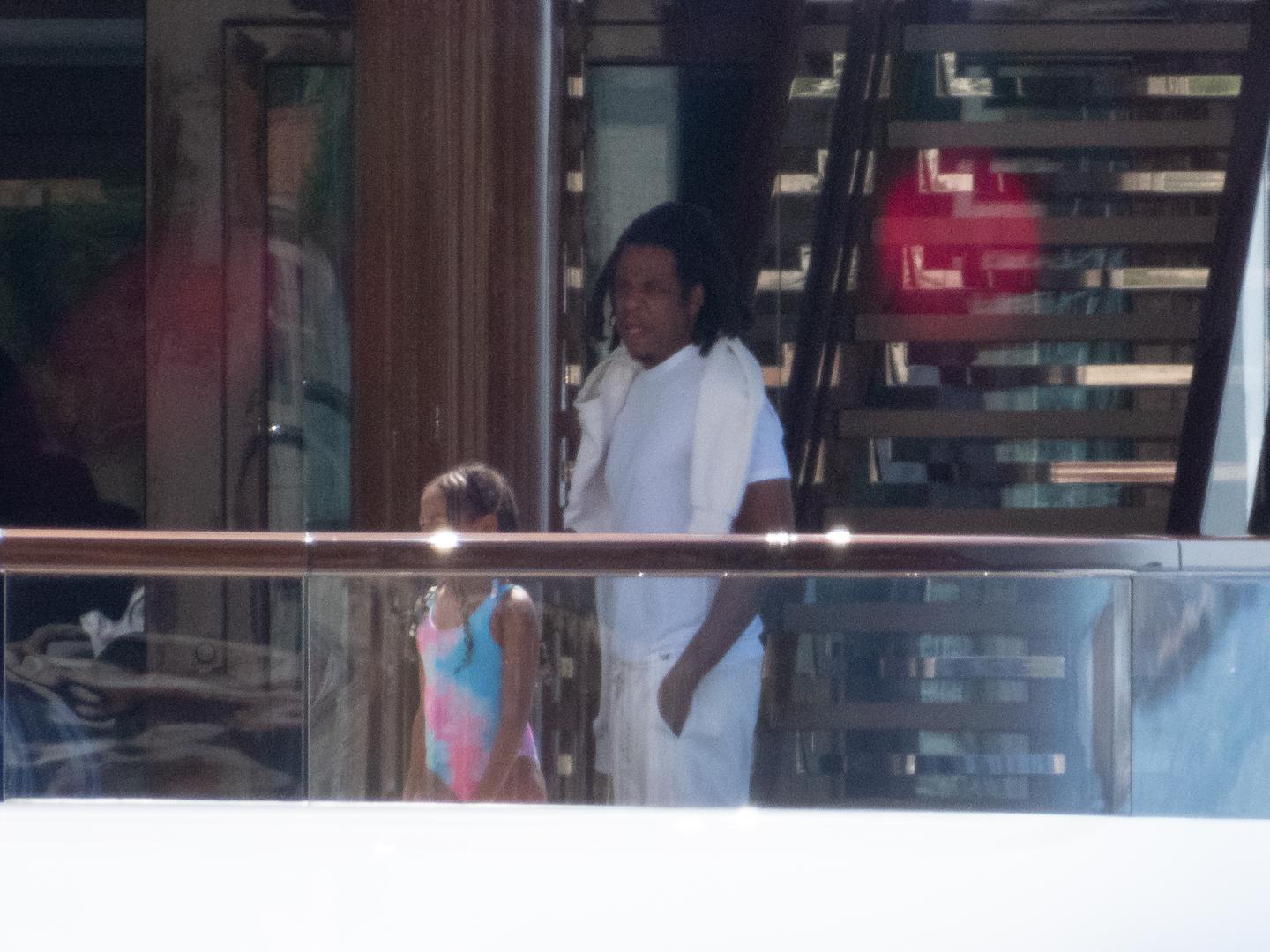 Beyonce i Jay Z snimljeni su kasnije i na otoku Žutu gdje su bili na ručku, a u njihovoj pratnji bilo je nekoliko tjelohranitelja koji su pazili da ih nitko ne ometa i ne prilazi im zbog fotkanja ili traženja autograma. 
