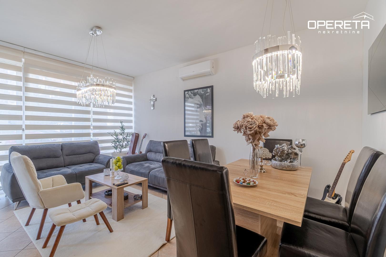 Stan je uredno održavan, što dodatno naglašava njegovu funkcionalnost i spremnost za useljenje bez većih ulaganja.