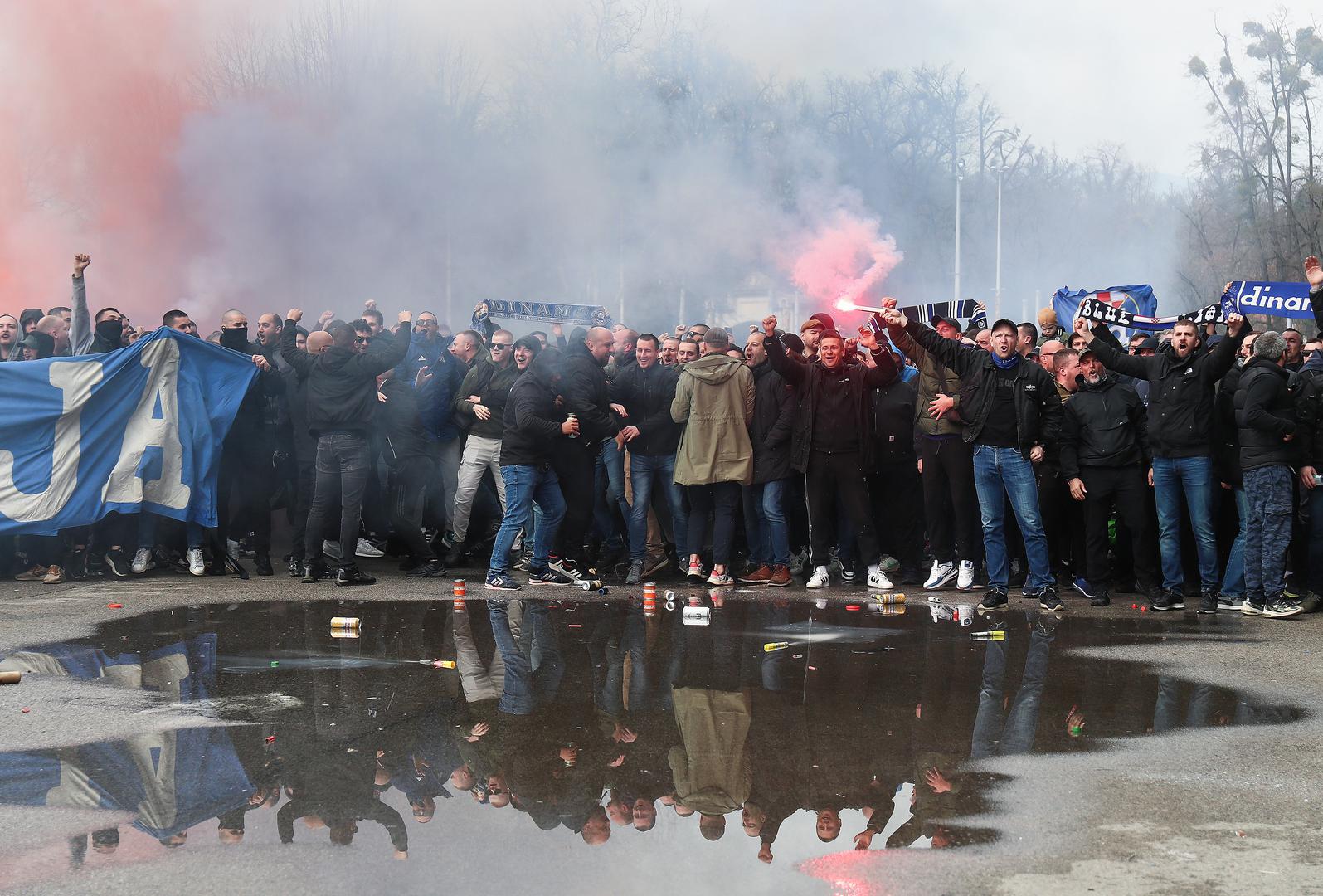 Palile su se baklje i skandiralo