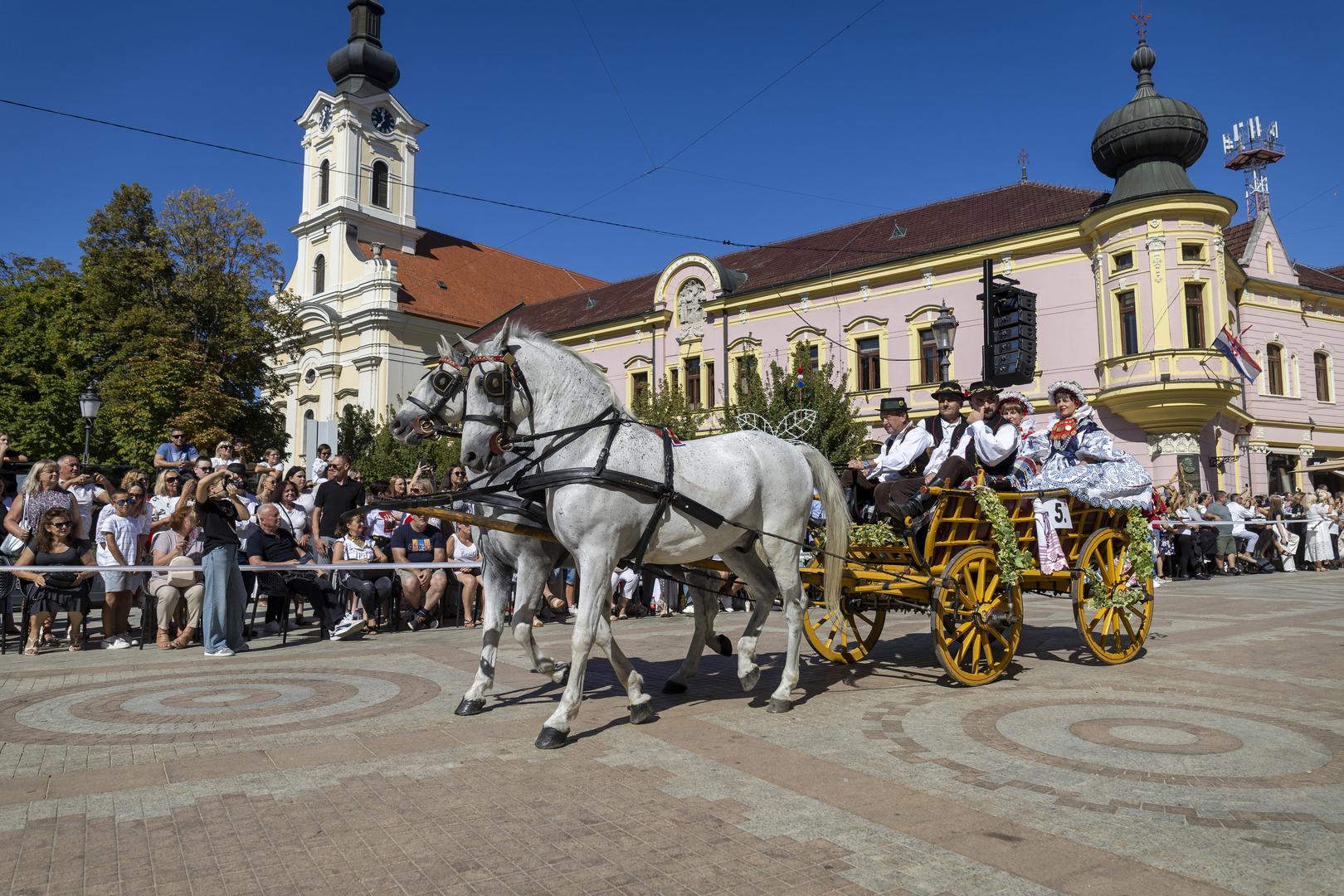 Još jedan slavonski grad na popisu su Vinkovci. Njemački portal navodi da se smatraju jednim od najstarijih kontinuirano naseljenih gradova u Europi, s tragovima života koji sežu tisućama godina u prošlost. Ljubiteljima povijesti preporučuje se posjet Gradskom muzeju Vinkovci, u kojem se može upoznati bogata arheološka i kulturna baština ovoga kraja. Među najpoznatijim predmetima koji se povezuju s vinkovačkom prošlošću jest Orion, keramička posuda ukrašena simbolima koja se često opisuje kao najstariji indoeuropski kalendar. Dodatnu pozornost privuklo je i otkriće rimske grobnice u Vinkovcima 2026. godine, koje je još jednom podsjetilo na dugu povijest grada.