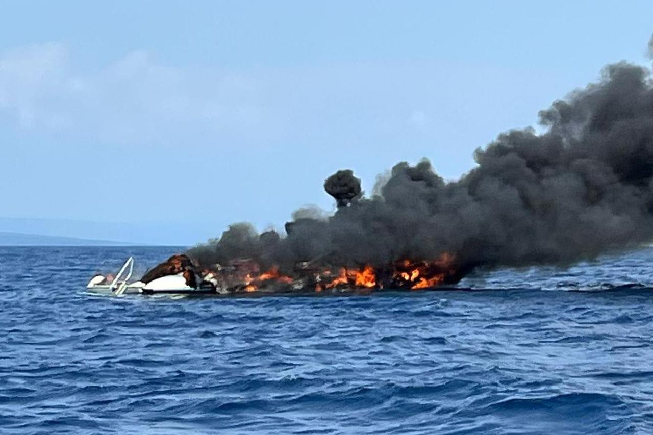 Izgorjela jahta kod Vele Luke