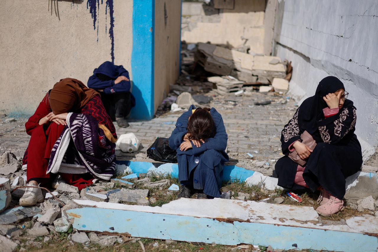 Palestinians arrive at Rafah after being evacuated from Nasser hospital