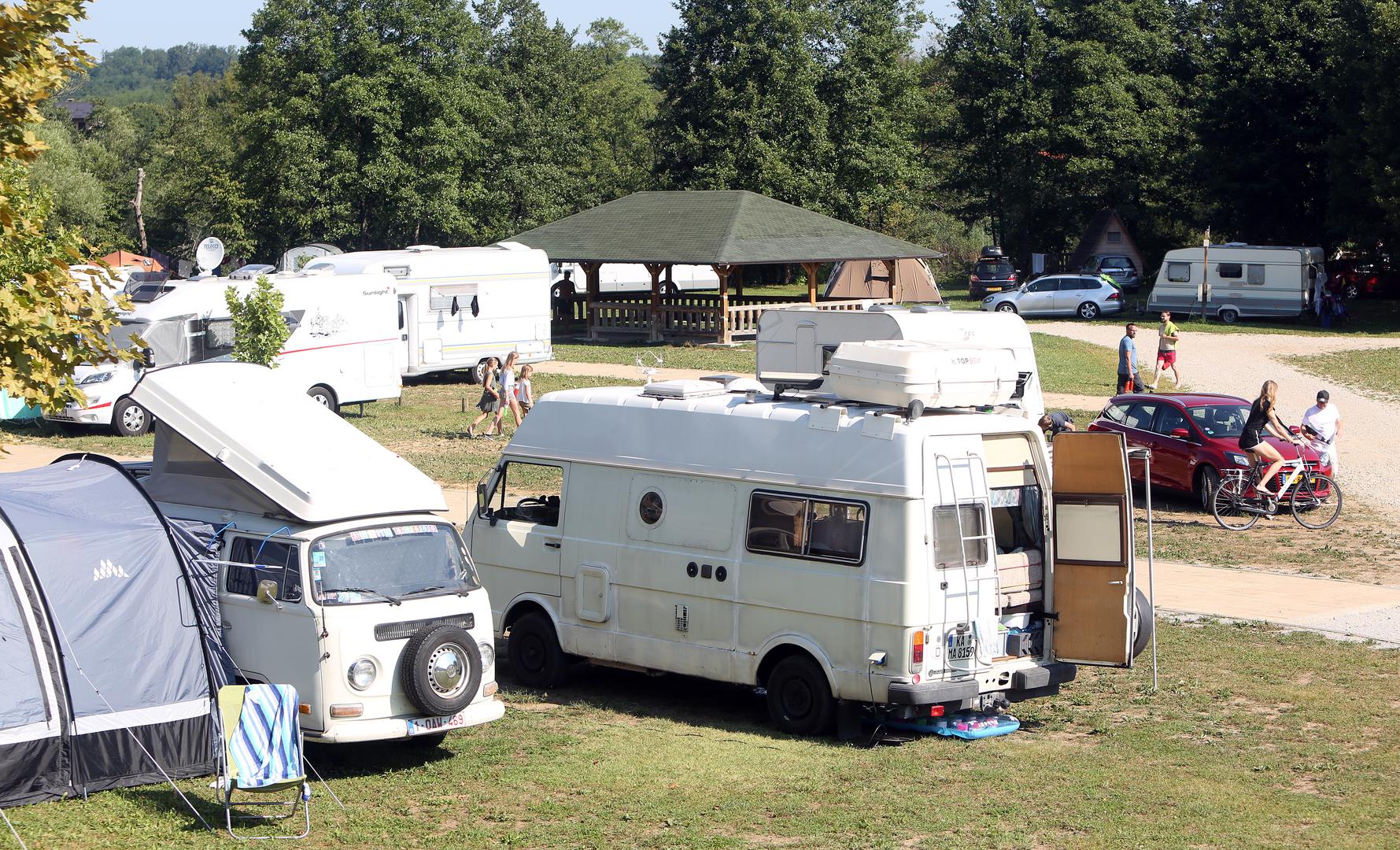 24.07.2019., Duga Resa - Autokamp Slapic na rijeci Mreznici, jedan od najboljih kontinentalnih autokampova, u srcu sezonu biljezi dobru popunjenost. Vecina gostiju su stranci iz skandinavskih zemalja, a biljeze i porast domacih gostiju. Photo: Kristina Stedul Fabac/PIXSELL